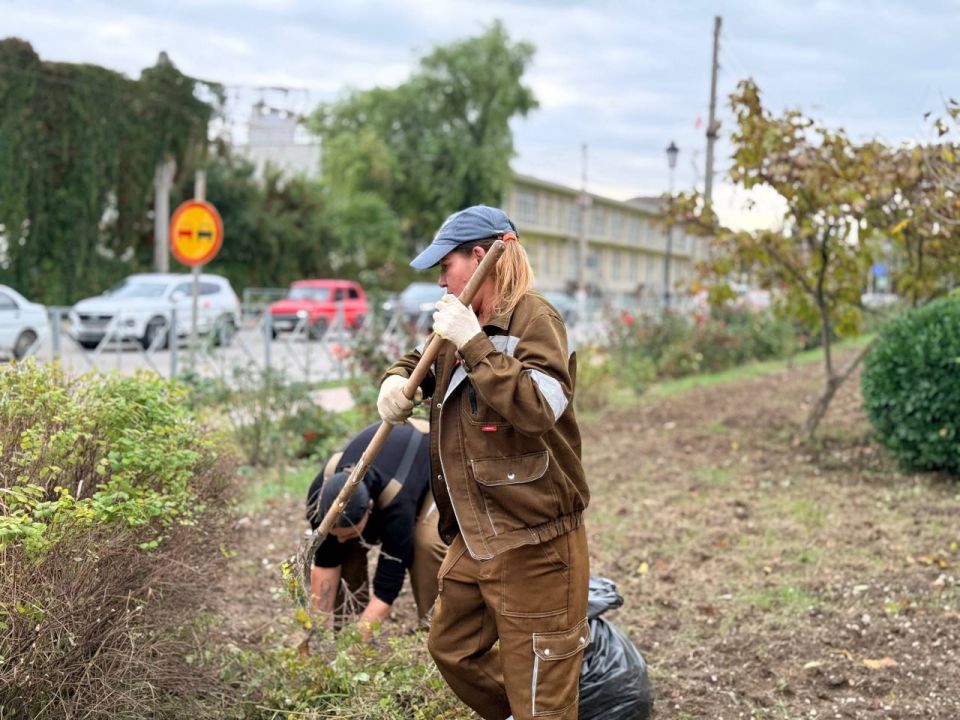 В сквере Воссоединения сотрудники Службы городского хозяйства проводят сезонные работы В сквере Воссоединения сотрудники Службы городского хозяйства проводят сезонные работы