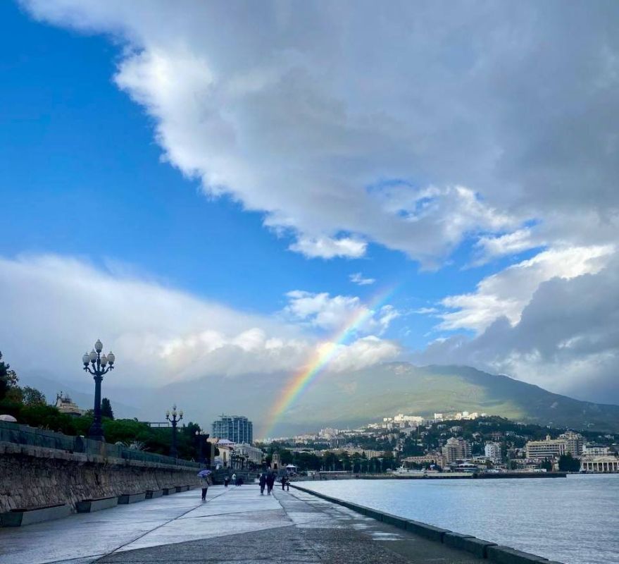 Ялтинская набережная в обрамлении радуги
