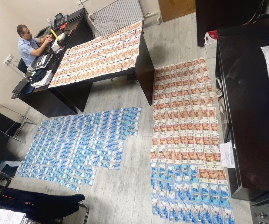 Дистанционные мошенники не только похищают деньги у пенсионеров, но и используют своих жертв в качестве курьеров