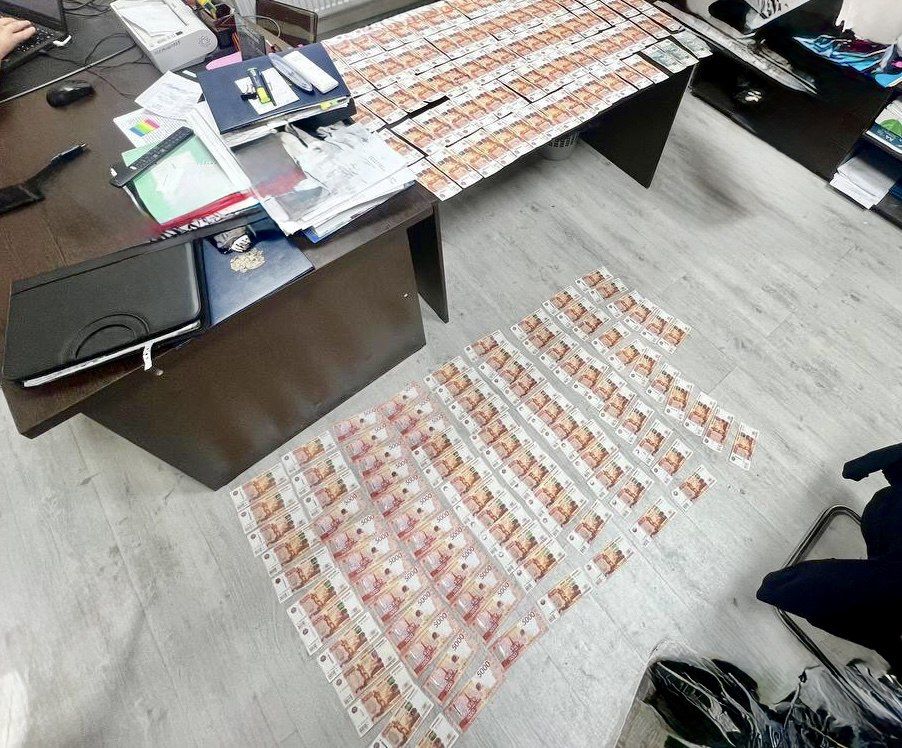 Дистанционные мошенники не только похищают деньги у пенсионеров, но и используют своих жертв в качестве курьеров Дистанционные мошенники не только похищают деньги у пенсионеров, но и используют своих жертв в качестве курьеров