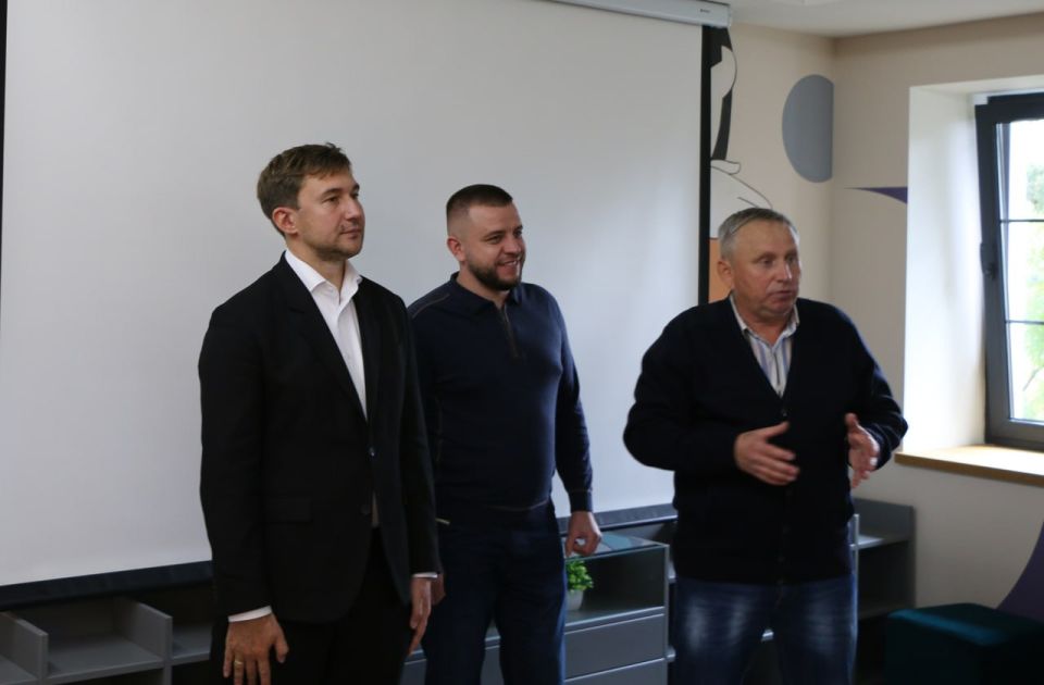 Ничья с гроссмейстером. В арт-резиденции «Особняк» состоялась встреча Сенатора Совета Федерации Российской Федерации Сергея Александровича Карякина с юными любителями шахмат города Судака Ничья с гроссмейстером. В арт-резиденции «Особняк» состоялась встреча Сенатора Совета Федерации Российской Федерации Сергея Александровича Карякина с юными любителями шахмат города Судака