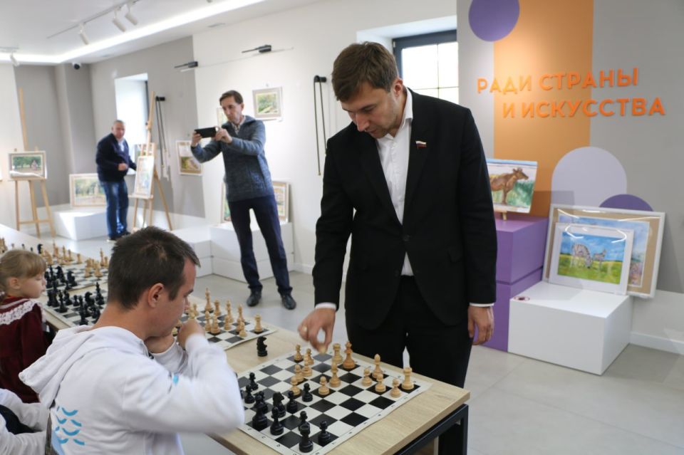 Ничья с гроссмейстером. В арт-резиденции «Особняк» состоялась встреча Сенатора Совета Федерации Российской Федерации Сергея Александровича Карякина с юными любителями шахмат города Судака Ничья с гроссмейстером. В арт-резиденции «Особняк» состоялась встреча Сенатора Совета Федерации Российской Федерации Сергея Александровича Карякина с юными любителями шахмат города Судака
