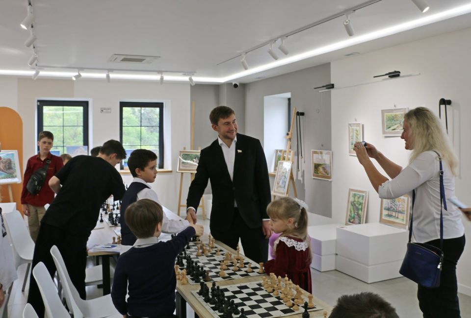 Ничья с гроссмейстером. В арт-резиденции «Особняк» состоялась встреча Сенатора Совета Федерации Российской Федерации Сергея Александровича Карякина с юными любителями шахмат города Судака Ничья с гроссмейстером. В арт-резиденции «Особняк» состоялась встреча Сенатора Совета Федерации Российской Федерации Сергея Александровича Карякина с юными любителями шахмат города Судака