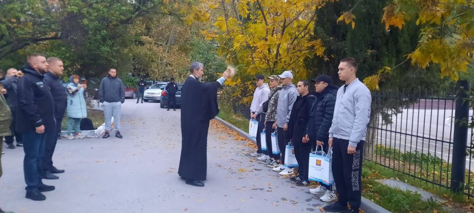 Кирилл Чебышев: Сегодня вместе с военным комиссаром города Константином Пушкарным и заместителем главы администрации Вячеславом Ипатовым проводили первых призывников округа на срочную службу в Вооружённых Силах России Кирилл Чебышев: Сегодня вместе с военным комиссаром города Константином Пушкарным и заместителем главы администрации Вячеславом Ипатовым проводили первых призывников округа на срочную службу в Вооружённых Силах России
