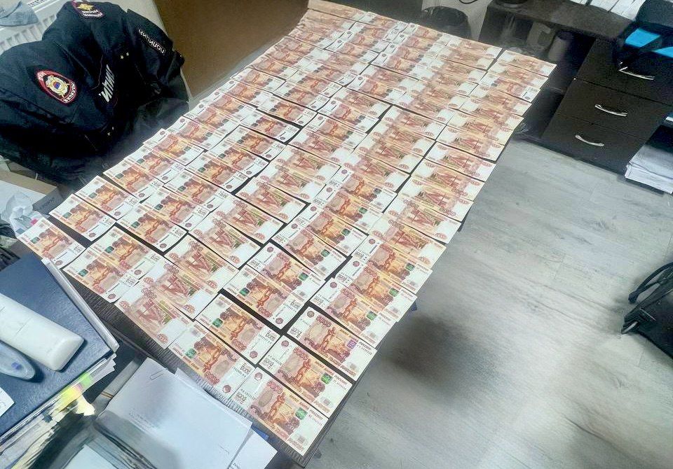 Дистанционные мошенники не только похищают деньги у пенсионеров, но и используют своих жертв в качестве курьеров Дистанционные мошенники не только похищают деньги у пенсионеров, но и используют своих жертв в качестве курьеров