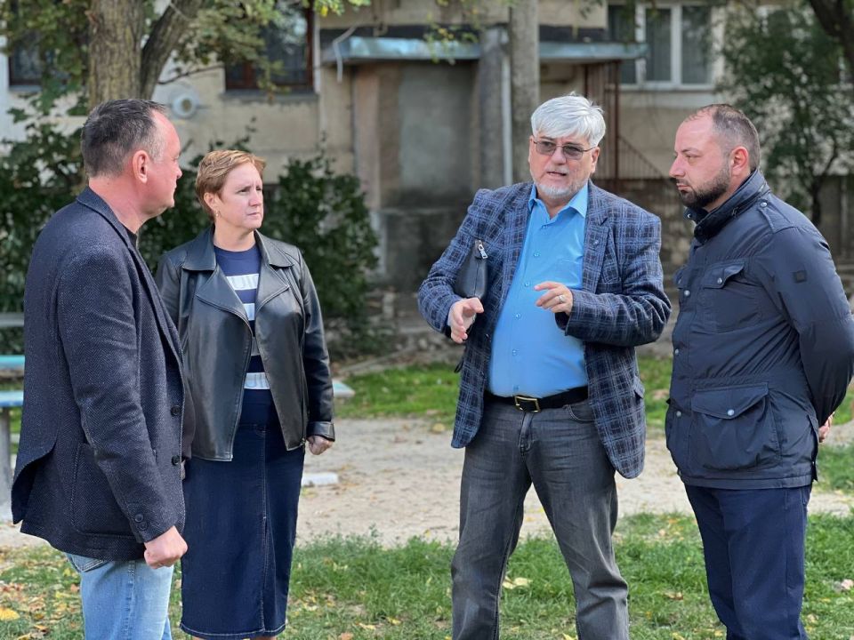 Игорь Ивин: Во время ежедневного объезда города проверил, как проходят ремонтные работы во дворах Игорь Ивин: Во время ежедневного объезда города проверил, как проходят ремонтные работы во дворах