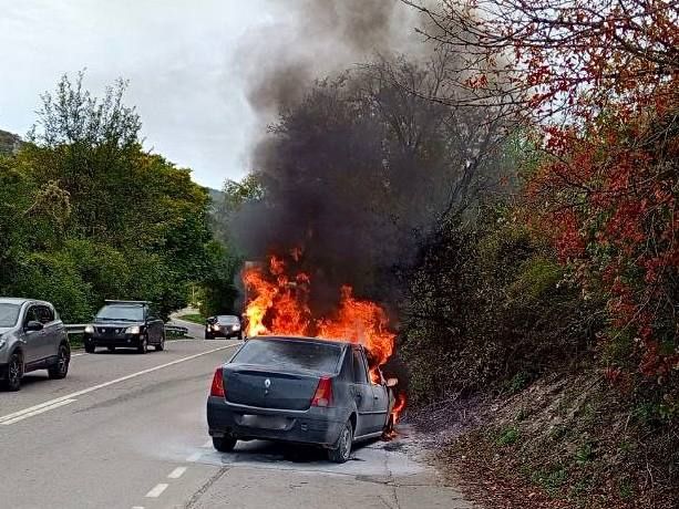 В Бахчисарайском районе сгорела легковушка