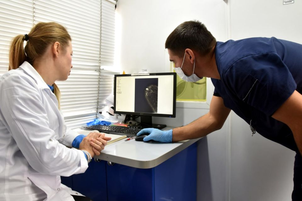 В Симферополе прошла акция, приуроченная к Всемирному дню борьбы с раком молочной железы В Симферополе прошла акция, приуроченная к Всемирному дню борьбы с раком молочной железы