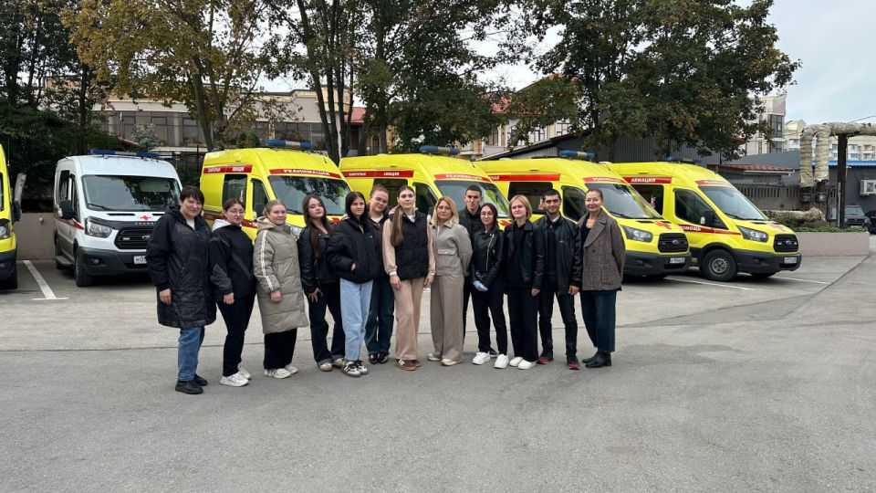 В Крымском республиканском центре медицины катастроф и СМП провели экскурсию для будущих фельдшеров скорой помощи