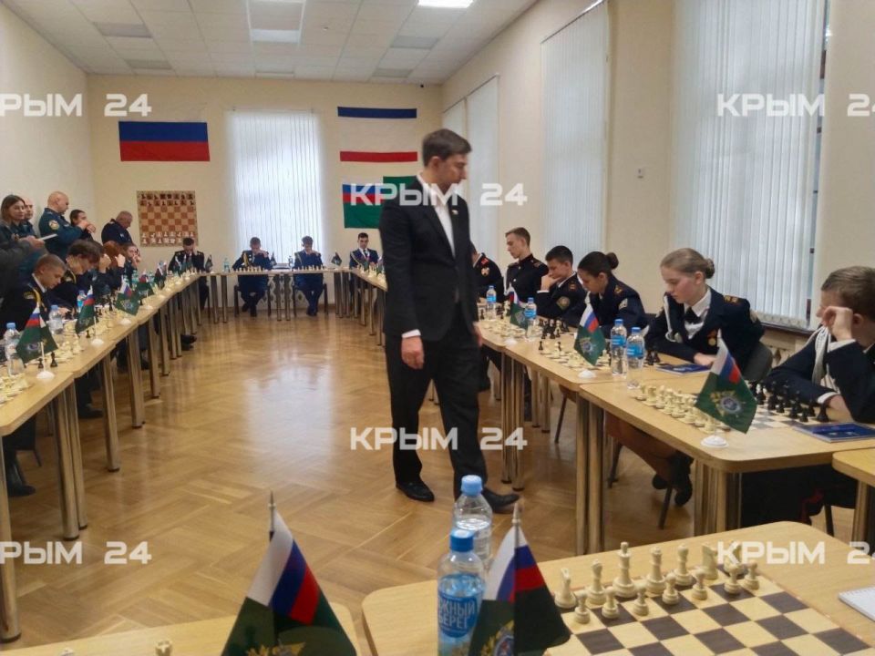 Мировой гроссмейтер Карякин провел мастер-класс для кадетов силовых структур Крыма Мировой гроссмейтер Карякин провел мастер-класс для кадетов силовых структур Крыма