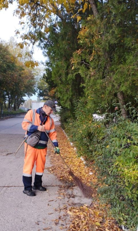 Делаем город комфортнее. Уборка городских территорий ведется ежедневно, без перерывов и выходных Делаем город комфортнее. Уборка городских территорий ведется ежедневно, без перерывов и выходных