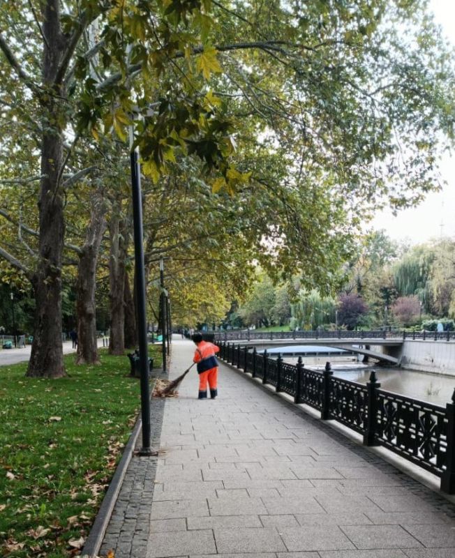 Делаем город комфортнее. Уборка городских территорий ведется ежедневно, без перерывов и выходных Делаем город комфортнее. Уборка городских территорий ведется ежедневно, без перерывов и выходных