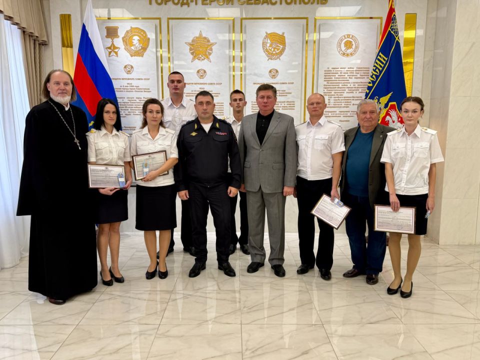 Начальник УМВД России по г.Севастополю генерал-майор полиции Сергей Сигунов вручил новые погоны сотрудникам ОВД, получившим первые офицерские звания