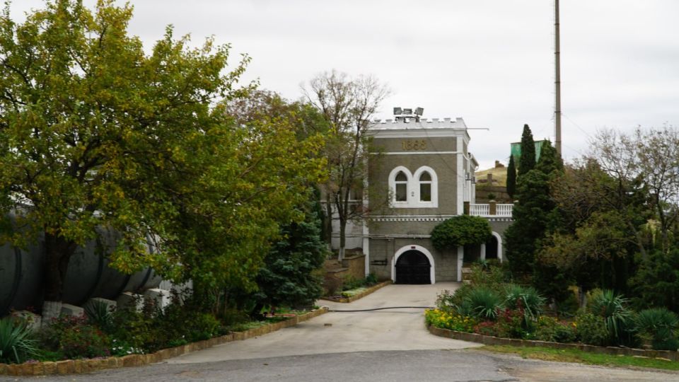 От Голицына до таинственных подземных тоннелей: Путешествие по легендарному винзаводу Крыма От Голицына до таинственных подземных тоннелей: Путешествие по легендарному винзаводу Крыма