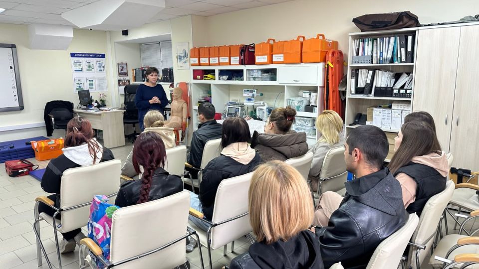 В Крымском республиканском центре медицины катастроф и СМП провели экскурсию для будущих фельдшеров скорой помощи В Крымском республиканском центре медицины катастроф и СМП провели экскурсию для будущих фельдшеров скорой помощи