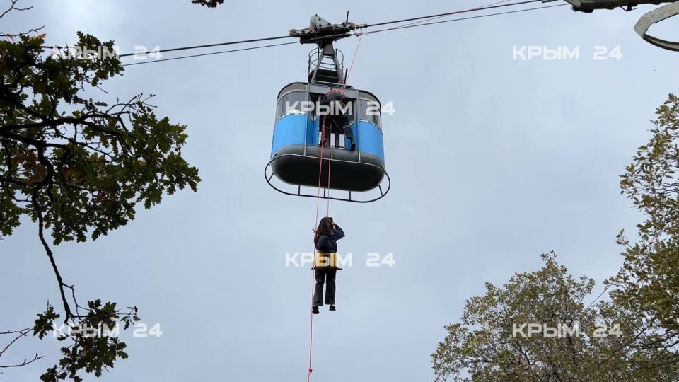 В Ялте спасатели провели учения на канатной дороге В Ялте спасатели провели учения на канатной дороге