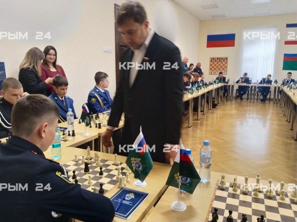 Мировой гроссмейтер Карякин провел мастер-класс для кадетов силовых структур Крыма Мировой гроссмейтер Карякин провел мастер-класс для кадетов силовых структур Крыма