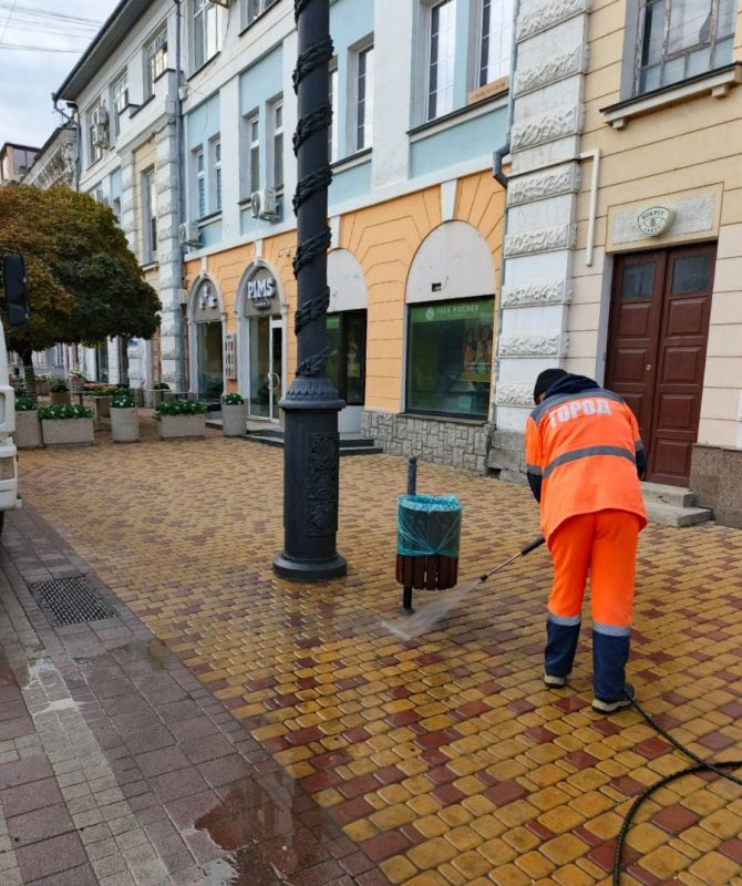 Делаем город комфортнее. Уборка городских территорий ведется ежедневно, без перерывов и выходных Делаем город комфортнее. Уборка городских территорий ведется ежедневно, без перерывов и выходных