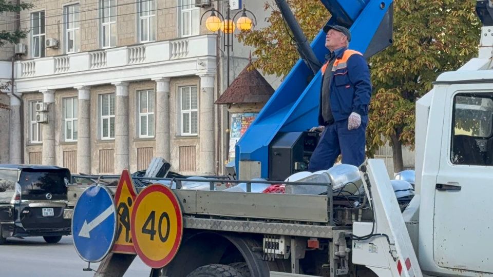 В Керчи провели ревизию уличного освещения вдоль центральных городских дорог – ул. Кирова и Еременко. Сотрудники ООО «Горсвет-Керчь» проверили исправность светильников, заменили перегоревшие лампочки В Керчи провели ревизию уличного освещения вдоль центральных городских дорог – ул. Кирова и Еременко. Сотрудники ООО «Горсвет-Керчь» проверили исправность светильников, заменили перегоревшие лампочки