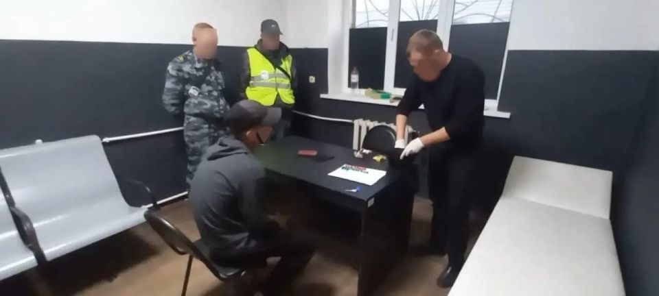 На станции Крымская транспортными полицейскими задержан мужчина с крупной партией наркотиков На станции Крымская транспортными полицейскими задержан мужчина с крупной партией наркотиков