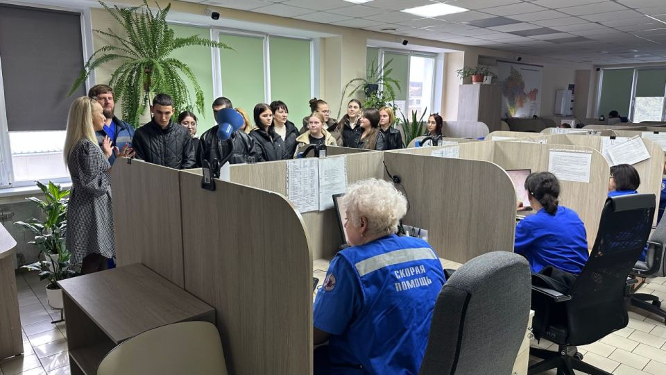 В Крымском республиканском центре медицины катастроф и СМП провели экскурсию для будущих фельдшеров скорой помощи В Крымском республиканском центре медицины катастроф и СМП провели экскурсию для будущих фельдшеров скорой помощи