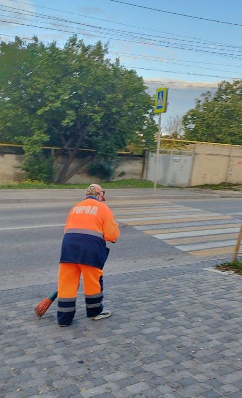 Делаем город комфортнее. Уборка городских территорий ведется ежедневно, без перерывов и выходных Делаем город комфортнее. Уборка городских территорий ведется ежедневно, без перерывов и выходных