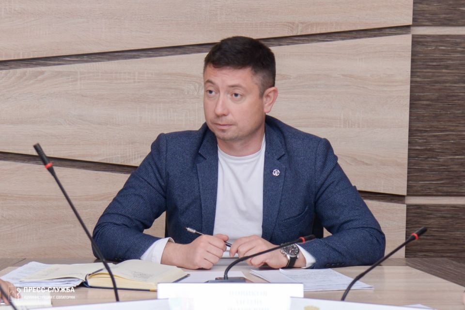 В Евпатории прошло еженедельное совещание с руководителями ресурсоснабжающих и коммунальных предприятий, на котором обсуждались актуальные вопросы жизнедеятельности города В Евпатории прошло еженедельное совещание с руководителями ресурсоснабжающих и коммунальных предприятий, на котором обсуждались актуальные вопросы жизнедеятельности города