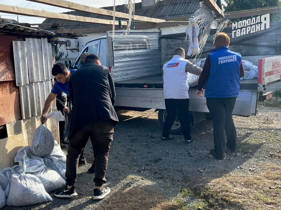 Молодогвардейцы Джанкоя оказали помощь отцу погибшего участника специальной военной операции Молодогвардейцы Джанкоя оказали помощь отцу погибшего участника специальной военной операции