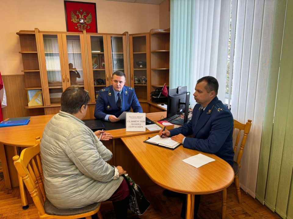 Заместитель прокурора республики Леонид Селивёрстов провел прием граждан в Бахчисарайском районе Заместитель прокурора республики Леонид Селивёрстов провел прием граждан в Бахчисарайском районе