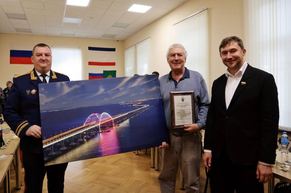 Офицеры СК Крыма вместе с мировым гроссмейстером Сергеем Карякиным организовали первый на полуострове межведомственный кадетский турнир по шахматам Офицеры СК Крыма вместе с мировым гроссмейстером Сергеем Карякиным организовали первый на полуострове межведомственный кадетский турнир по шахматам