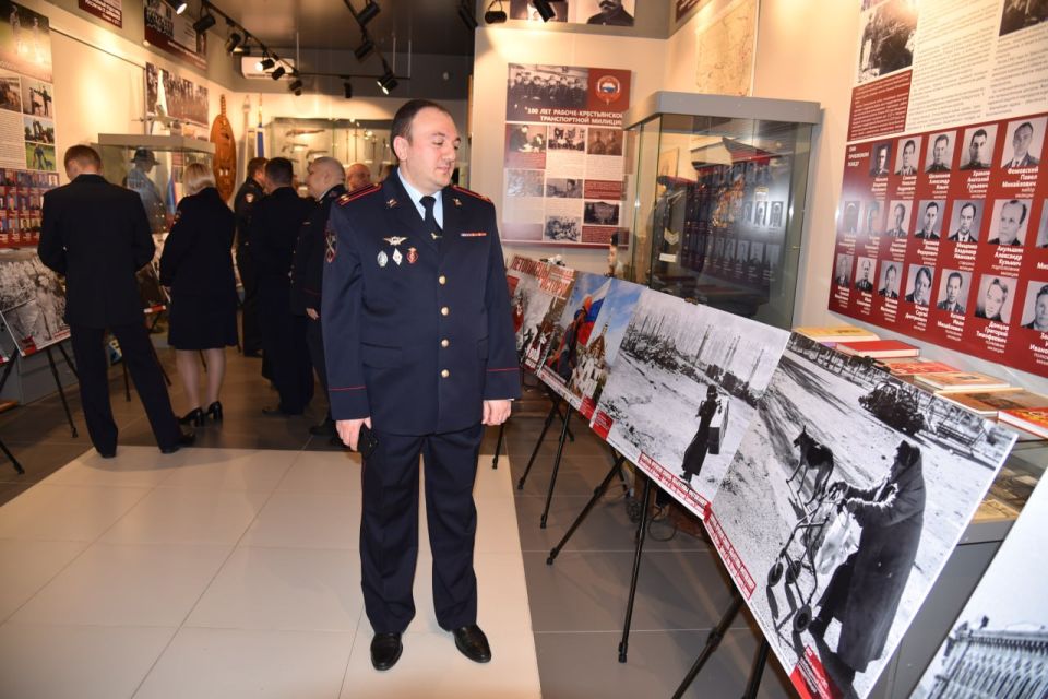 В транспортной полиции Сибири состоялось торжественное открытие фотопроекта «Летописцы истории — Спираль времени сквозь объективы фотокамер» В транспортной полиции Сибири состоялось торжественное открытие фотопроекта «Летописцы истории — Спираль времени сквозь объективы фотокамер»