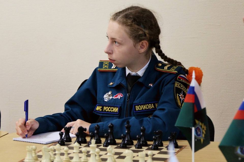 Офицеры СК Крыма вместе с мировым гроссмейстером Сергеем Карякиным организовали первый на полуострове межведомственный кадетский турнир по шахматам Офицеры СК Крыма вместе с мировым гроссмейстером Сергеем Карякиным организовали первый на полуострове межведомственный кадетский турнир по шахматам