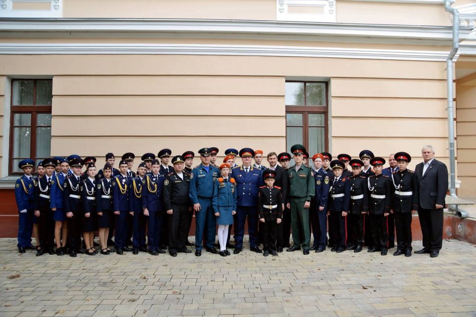 Офицеры СК Крыма вместе с мировым гроссмейстером Сергеем Карякиным организовали первый на полуострове межведомственный кадетский турнир по шахматам Офицеры СК Крыма вместе с мировым гроссмейстером Сергеем Карякиным организовали первый на полуострове межведомственный кадетский турнир по шахматам