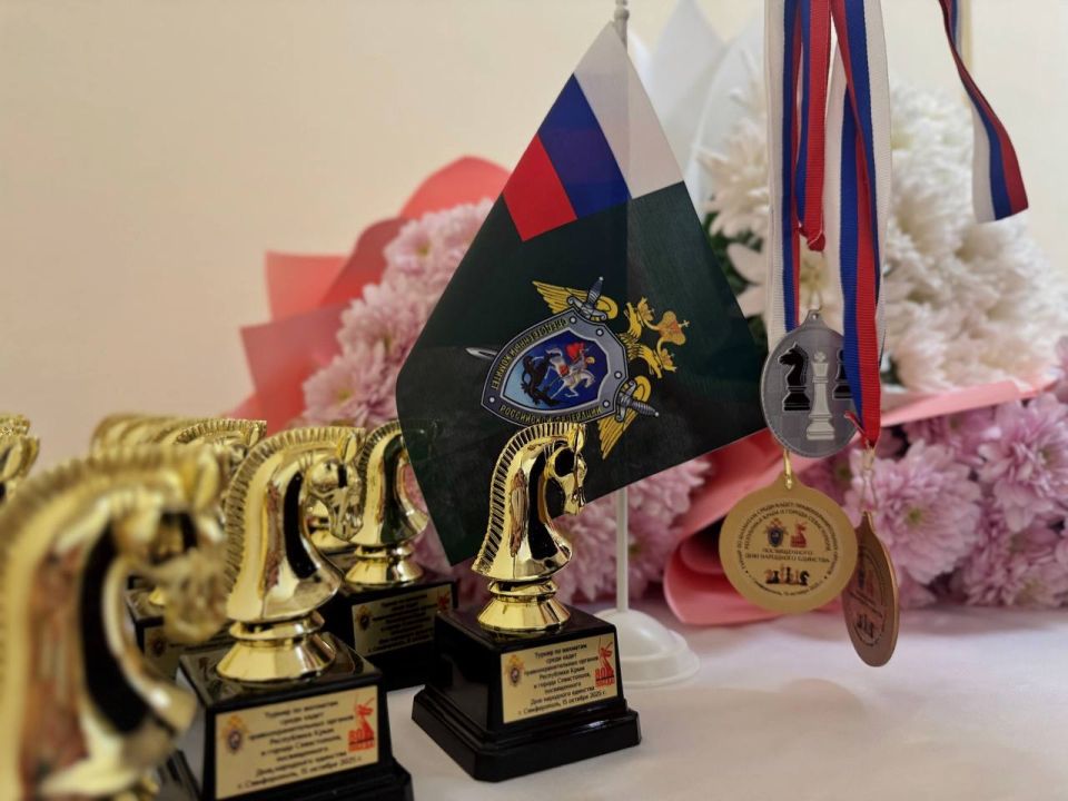 Офицеры СК Крыма вместе с мировым гроссмейстером Сергеем Карякиным организовали первый на полуострове межведомственный кадетский турнир по шахматам Офицеры СК Крыма вместе с мировым гроссмейстером Сергеем Карякиным организовали первый на полуострове межведомственный кадетский турнир по шахматам