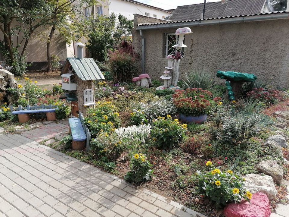 Светлана Маслова: Еще один объект благоустройства в пгт.Раздольное, который мы посетили – это Сквер ветеранов им. Омесова Андрея Алексеевича, который реализуется в рамках Республиканской программы социально-экономического... Светлана Маслова: Еще один объект благоустройства в пгт.Раздольное, который мы посетили – это Сквер ветеранов им. Омесова Андрея Алексеевича, который реализуется в рамках Республиканской программы социально-экономического...