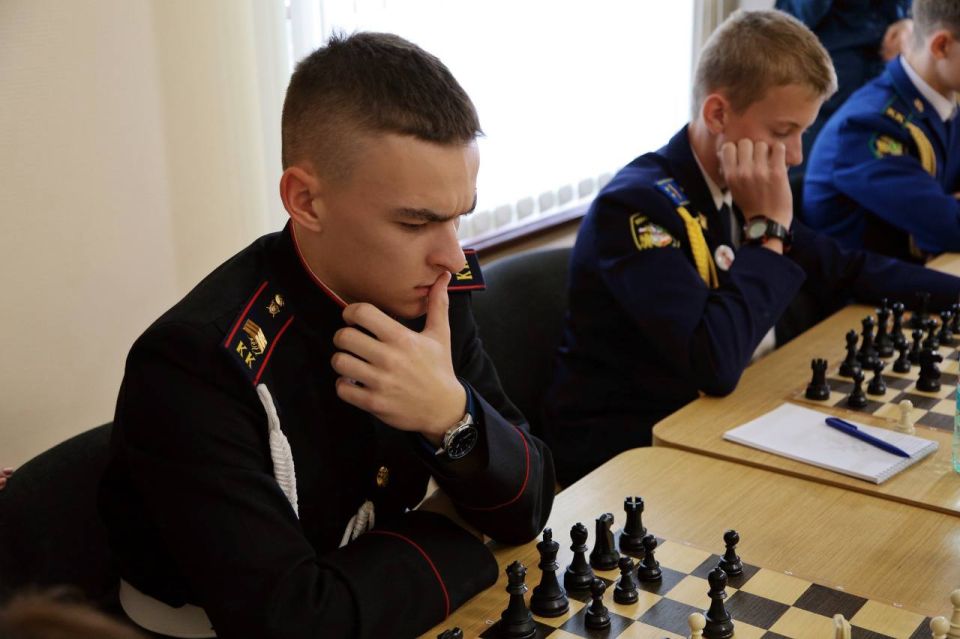 Офицеры СК Крыма вместе с мировым гроссмейстером Сергеем Карякиным организовали первый на полуострове межведомственный кадетский турнир по шахматам Офицеры СК Крыма вместе с мировым гроссмейстером Сергеем Карякиным организовали первый на полуострове межведомственный кадетский турнир по шахматам