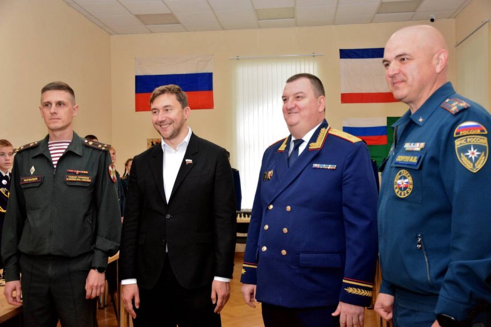 Офицеры СК Крыма вместе с мировым гроссмейстером Сергеем Карякиным организовали первый на полуострове межведомственный кадетский турнир по шахматам Офицеры СК Крыма вместе с мировым гроссмейстером Сергеем Карякиным организовали первый на полуострове межведомственный кадетский турнир по шахматам