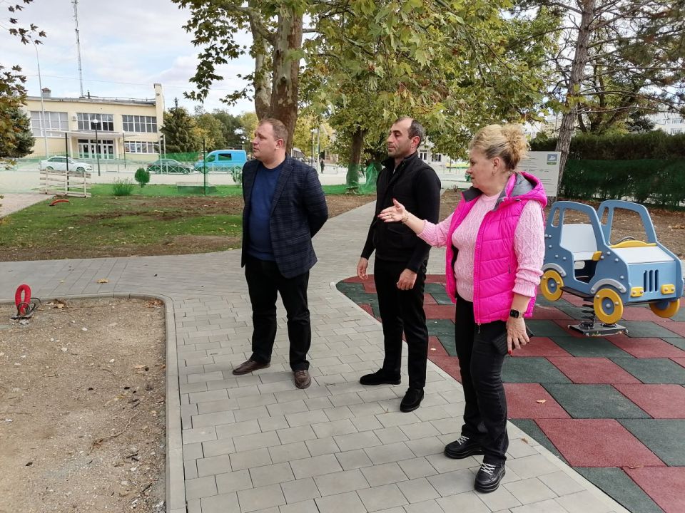 Светлана Маслова: Еще один объект благоустройства в пгт.Раздольное, который мы посетили – это Сквер ветеранов им. Омесова Андрея Алексеевича, который реализуется в рамках Республиканской программы социально-экономического...