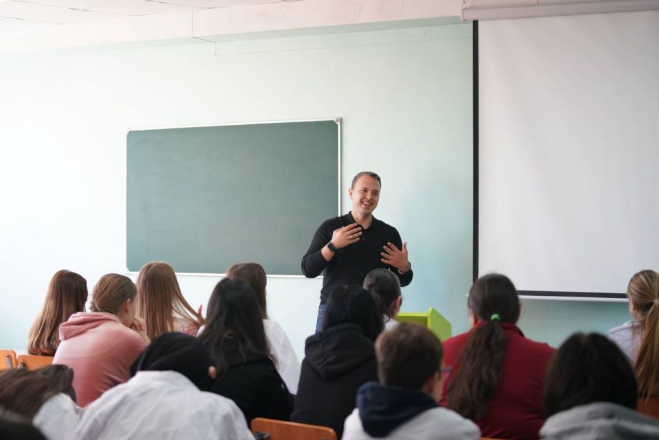 Алексей Зинченко: Для молодежи открыты все пути развития! Алексей Зинченко: Для молодежи открыты все пути развития!