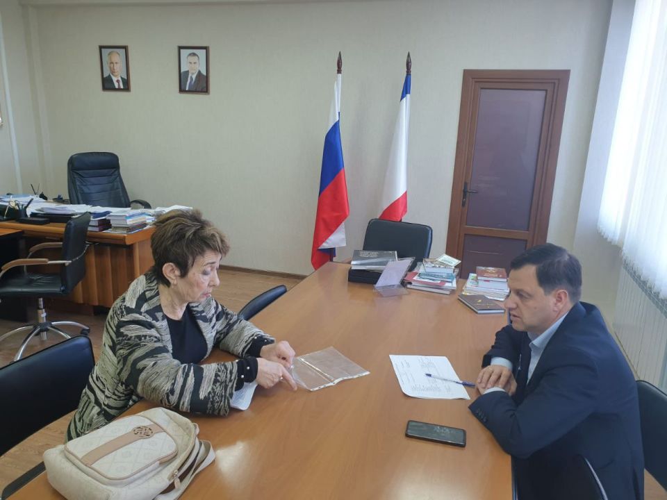 Председатель Государственного комитета по делам межнациональных отношений Республики Крым Руслан Якубов провел прием граждан Председатель Государственного комитета по делам межнациональных отношений Республики Крым Руслан Якубов провел прием граждан