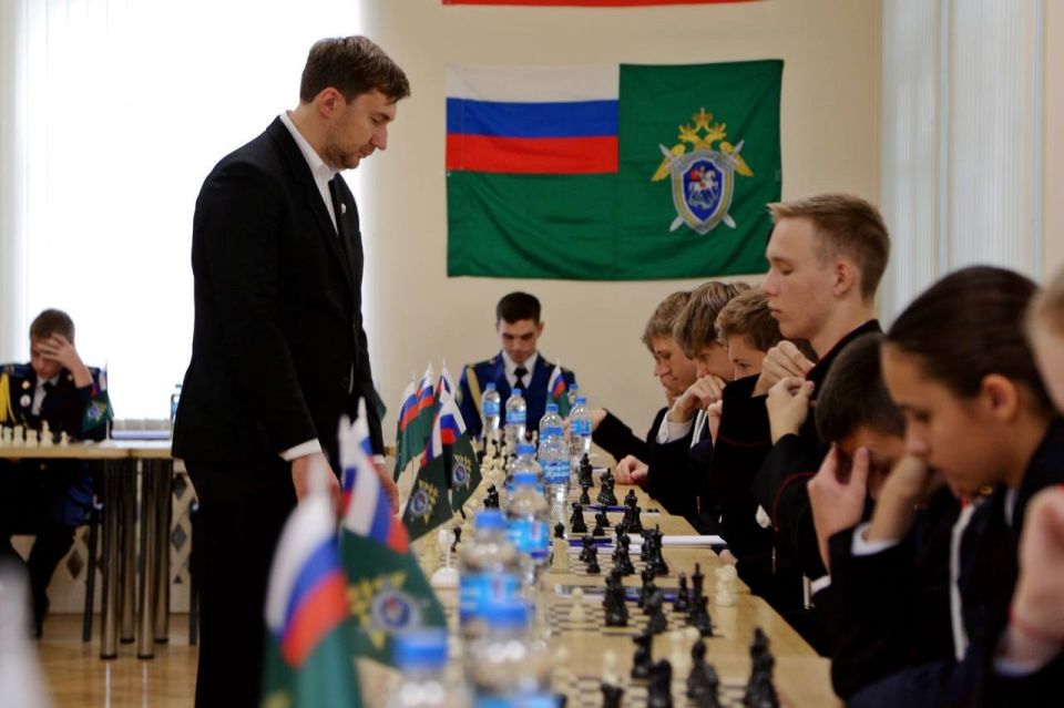 Офицеры СК Крыма вместе с мировым гроссмейстером Сергеем Карякиным организовали первый на полуострове межведомственный кадетский турнир по шахматам