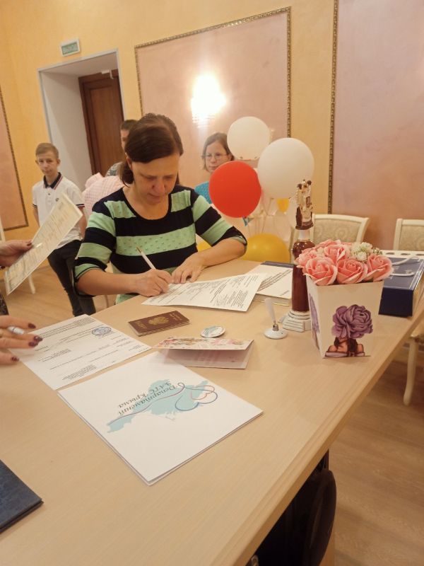 Алуштинский городской отдел ЗАГС поздравил многодетную семью Елены Витальевны Кудреватых с рождением восьмого ребенка: дочери Юлианы Алуштинский городской отдел ЗАГС поздравил многодетную семью Елены Витальевны Кудреватых с рождением восьмого ребенка: дочери Юлианы