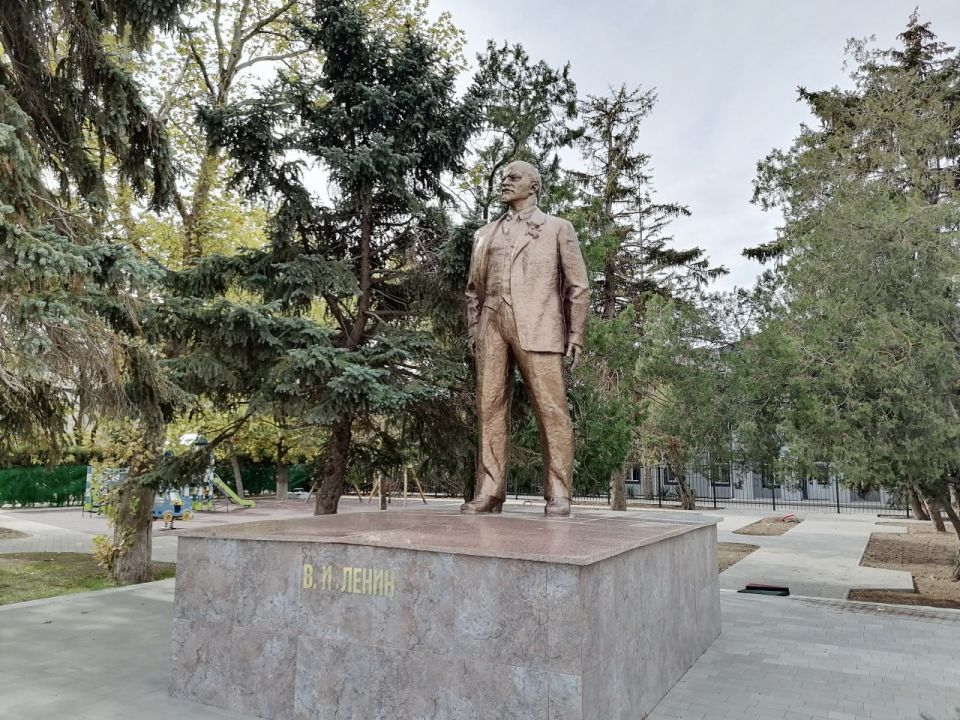 Светлана Маслова: Еще один объект благоустройства в пгт.Раздольное, который мы посетили – это Сквер ветеранов им. Омесова Андрея Алексеевича, который реализуется в рамках Республиканской программы социально-экономического... Светлана Маслова: Еще один объект благоустройства в пгт.Раздольное, который мы посетили – это Сквер ветеранов им. Омесова Андрея Алексеевича, который реализуется в рамках Республиканской программы социально-экономического...