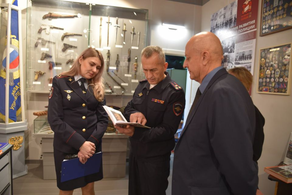 В транспортной полиции Сибири состоялось торжественное открытие фотопроекта «Летописцы истории — Спираль времени сквозь объективы фотокамер» В транспортной полиции Сибири состоялось торжественное открытие фотопроекта «Летописцы истории — Спираль времени сквозь объективы фотокамер»