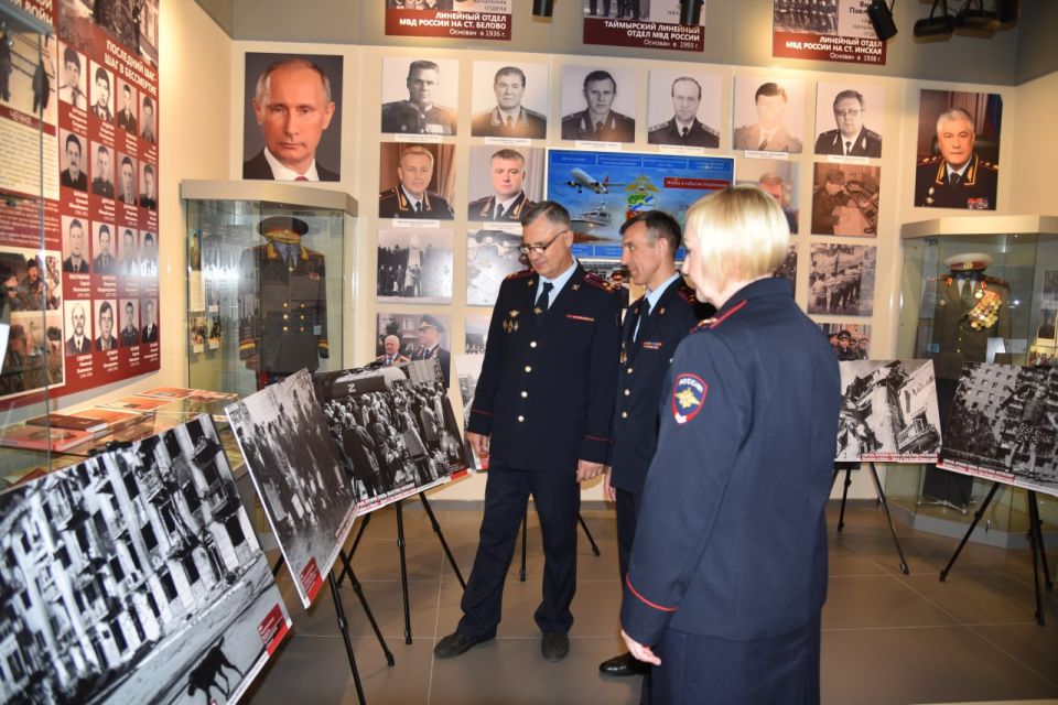 В транспортной полиции Сибири состоялось торжественное открытие фотопроекта «Летописцы истории — Спираль времени сквозь объективы фотокамер» В транспортной полиции Сибири состоялось торжественное открытие фотопроекта «Летописцы истории — Спираль времени сквозь объективы фотокамер»