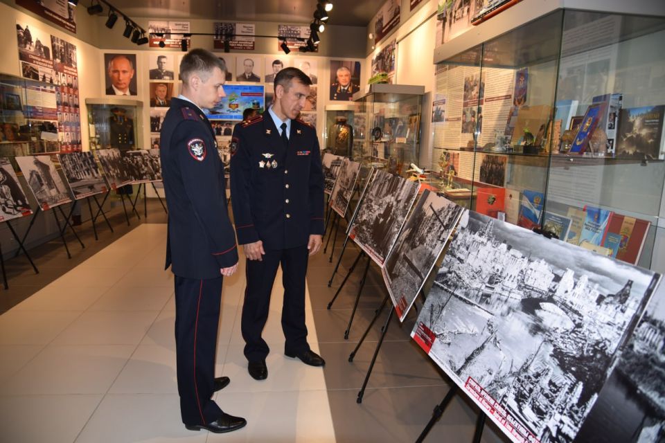 В транспортной полиции Сибири состоялось торжественное открытие фотопроекта «Летописцы истории — Спираль времени сквозь объективы фотокамер» В транспортной полиции Сибири состоялось торжественное открытие фотопроекта «Летописцы истории — Спираль времени сквозь объективы фотокамер»