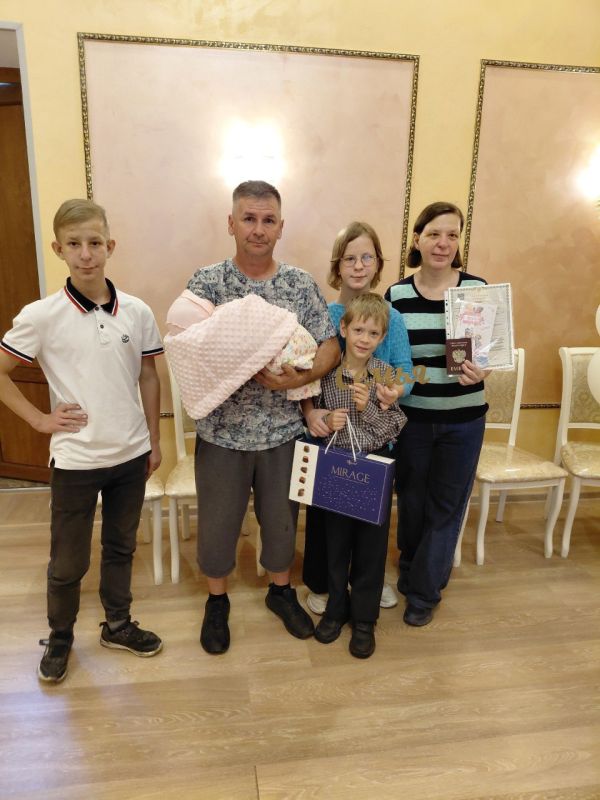 Алуштинский городской отдел ЗАГС поздравил многодетную семью Елены Витальевны Кудреватых с рождением восьмого ребенка: дочери Юлианы Алуштинский городской отдел ЗАГС поздравил многодетную семью Елены Витальевны Кудреватых с рождением восьмого ребенка: дочери Юлианы