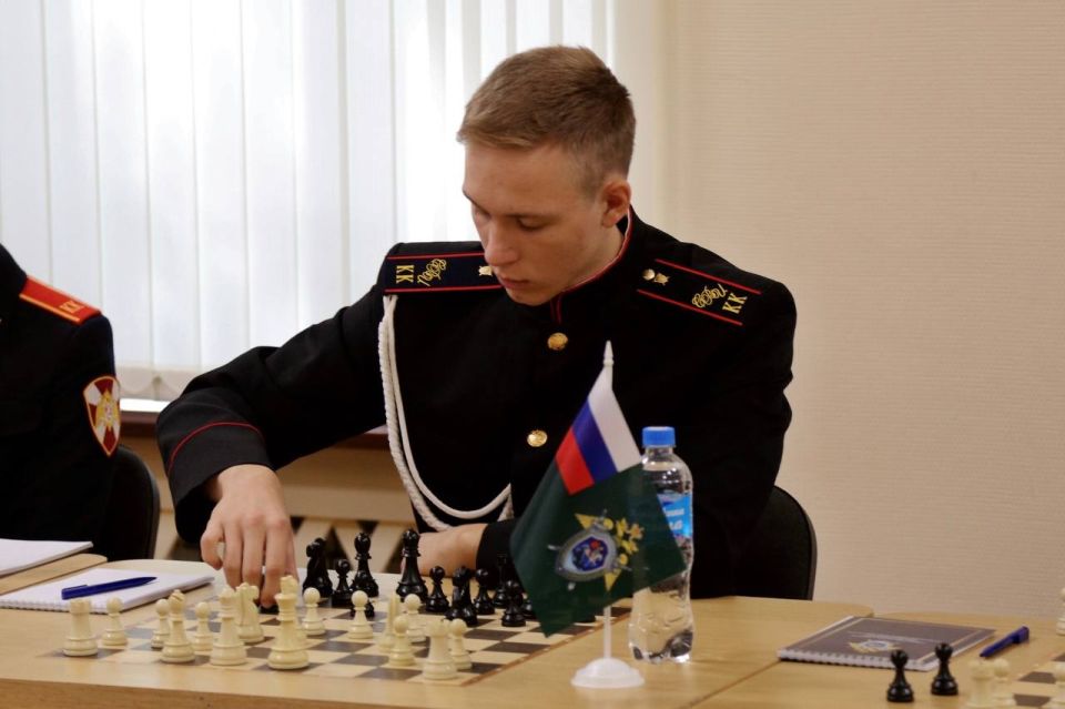 Офицеры СК Крыма вместе с мировым гроссмейстером Сергеем Карякиным организовали первый на полуострове межведомственный кадетский турнир по шахматам Офицеры СК Крыма вместе с мировым гроссмейстером Сергеем Карякиным организовали первый на полуострове межведомственный кадетский турнир по шахматам