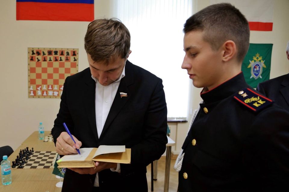 Офицеры СК Крыма вместе с мировым гроссмейстером Сергеем Карякиным организовали первый на полуострове межведомственный кадетский турнир по шахматам Офицеры СК Крыма вместе с мировым гроссмейстером Сергеем Карякиным организовали первый на полуострове межведомственный кадетский турнир по шахматам