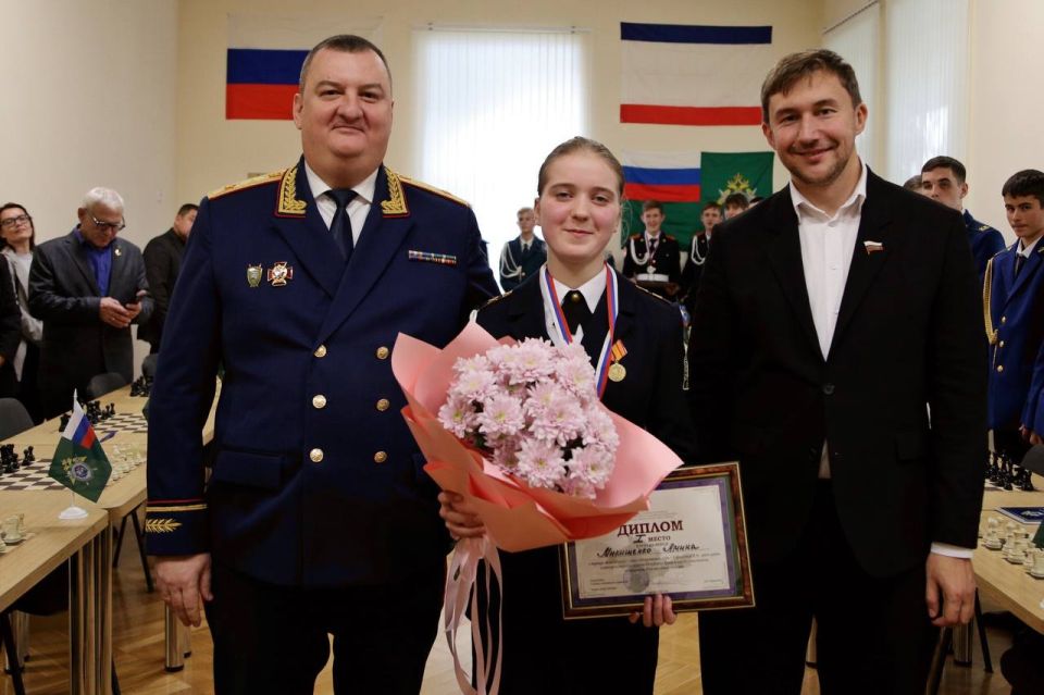 Офицеры СК Крыма вместе с мировым гроссмейстером Сергеем Карякиным организовали первый на полуострове межведомственный кадетский турнир по шахматам Офицеры СК Крыма вместе с мировым гроссмейстером Сергеем Карякиным организовали первый на полуострове межведомственный кадетский турнир по шахматам